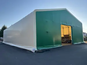 岐阜県でテント倉庫を建てています。電動シャッター付きの機能的