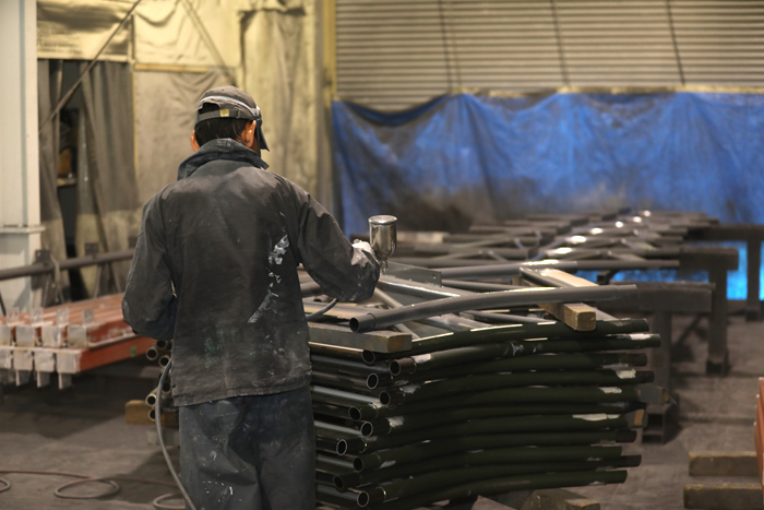 塗装工場では、溶接し終わった鉄鋼部材に吹付け塗装をします。